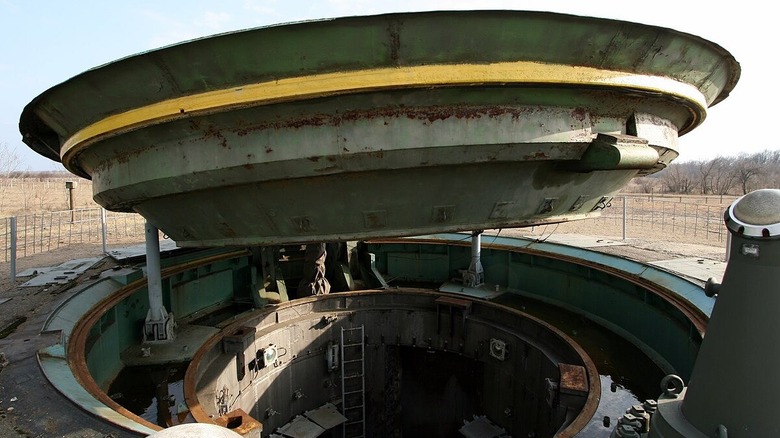 Nuclear missile silo lid
