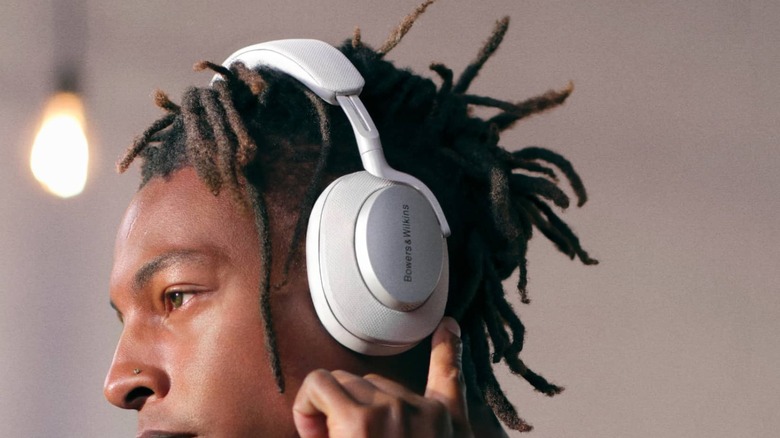 Man wears Bowers & Wilkins PX7 S2