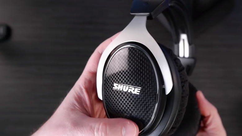 Shure SRH1540 in-hand