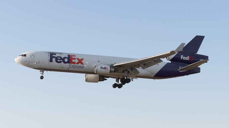 A FedEx McDonnell Douglas DC-10 shortly before landing at Los Angeles International Airport