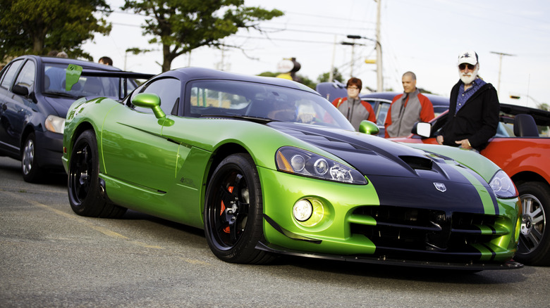 The Dodge Viper ACR in green, front 3/4 view