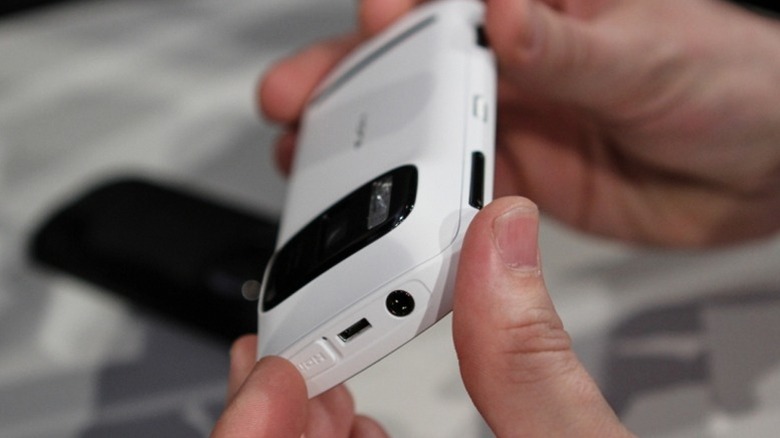 Hands holding a white Nokia 808 PureView