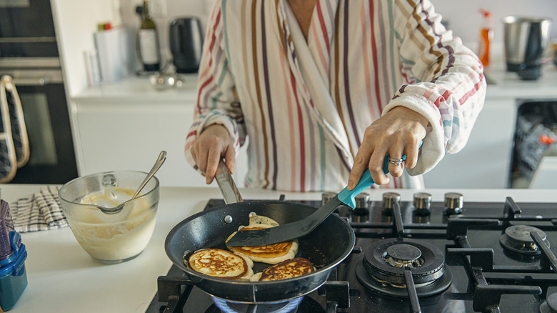 Gas range pancake cooking