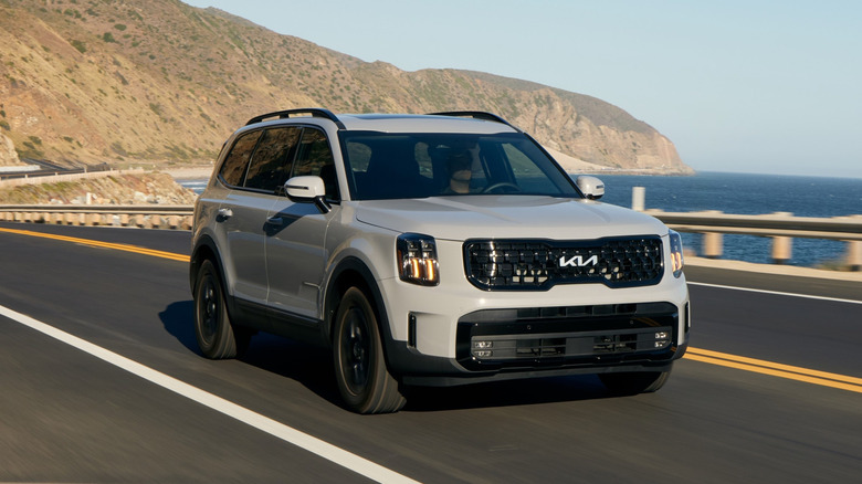 2025 Kia Telluride front 3/4 view dynamic image
