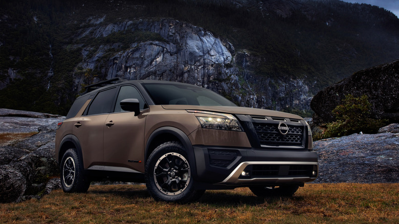 2025 Nissan Pathfinder front 3/4 view near a mountain