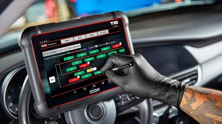 Mechanic using the Icon T10 during diagnosis