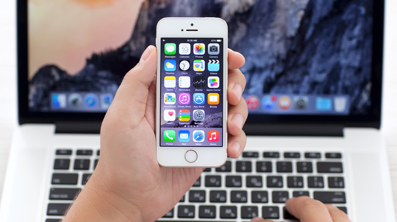 Apple handoff between iPhone and Mac
