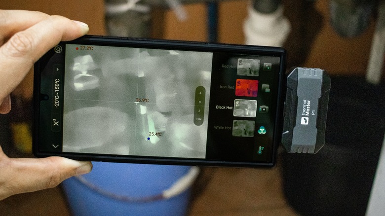 checking the flow of water into a pipe using the Thermal Master P1