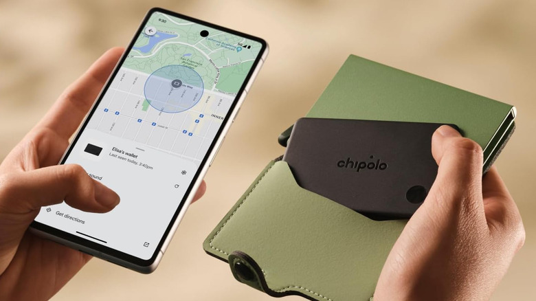 Someone tracking the Chipolo Card from a smartphone.