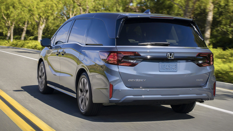 2025 Honda Odyssey rear 3/4 view
