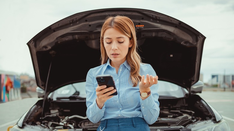 broken down car woman calling autoservice