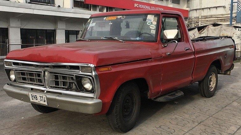 A beat-up old 1976/77 Ford F-150 photographed in the Philippines