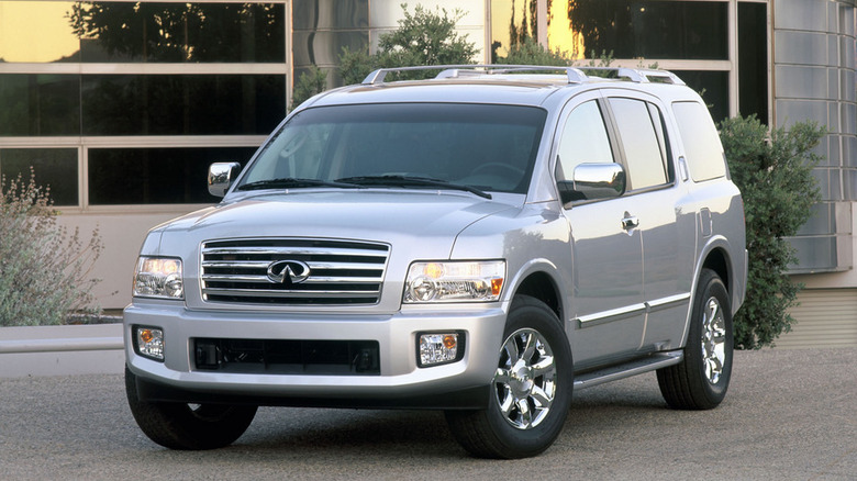 2004 Infiniti QX56 front 3/4