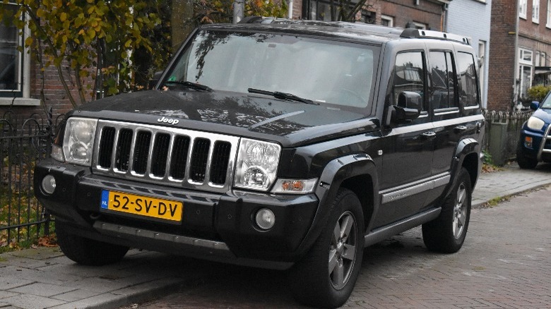 a black 2006 Jeep Commander