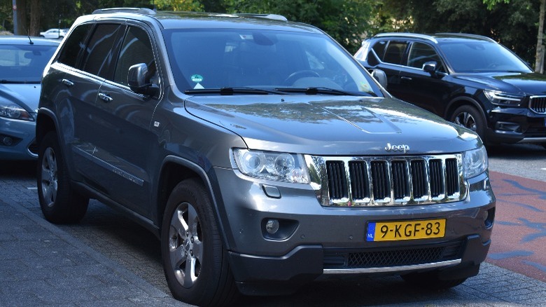 a grey  2011 Jeep Grand Cherokee