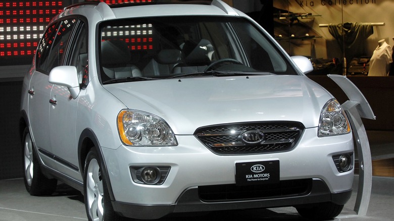 Silver 2007 Kia Rondo