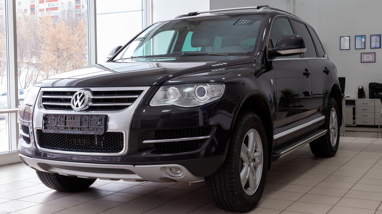 Black 2008 Volkswagen Touareg parked at a service center in Russia