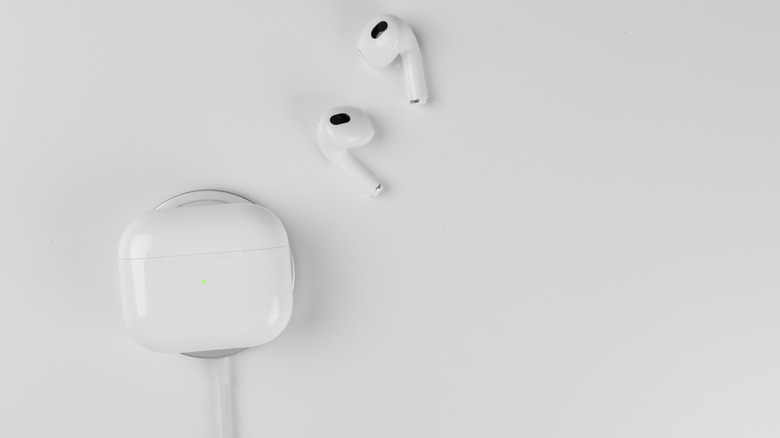 AirPods charging