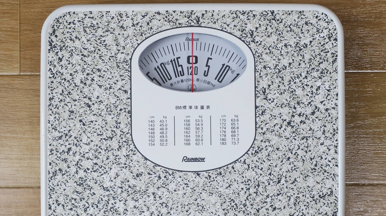 An old-fashioned analog bathroom scale that goes up to 120 KG