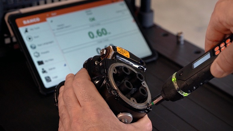 Using a digital Bahco wrench.