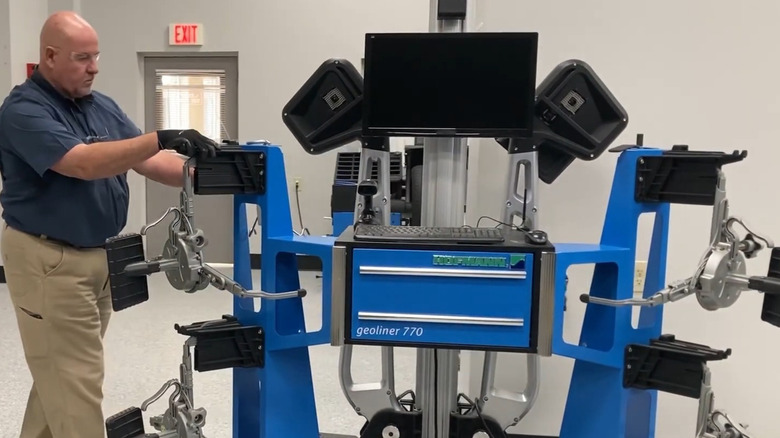 A worker demonstrates the Geoliner 700 by Hofmann.