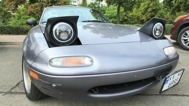 Mazda Miata with pop-up headlights