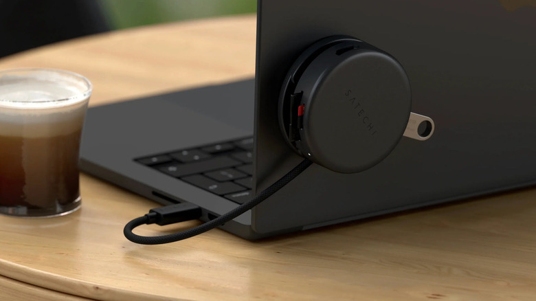 USB hub magetically stuck on a MacBook's lid