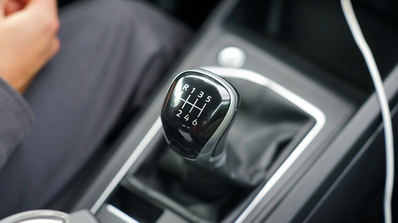 Six-speed manual transmission in a car