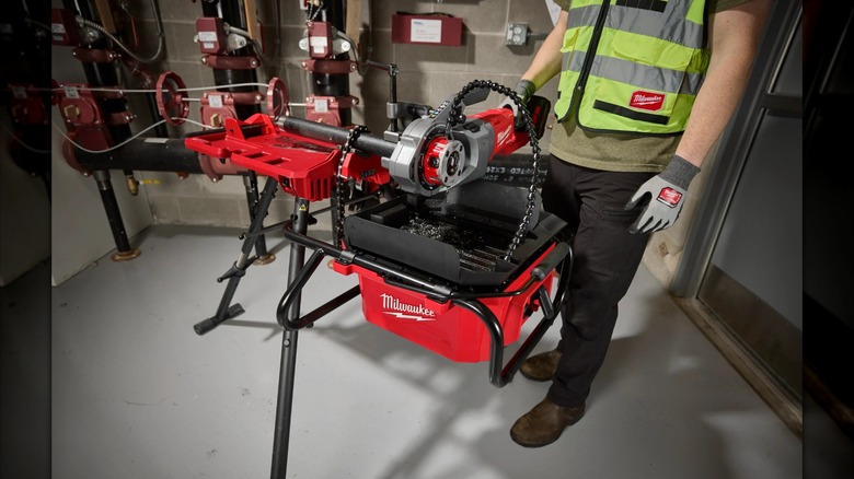 Milwaukee M18 Pipe Threading Oiler in use