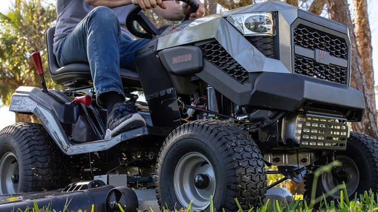 Murray MT100 lawn tractor mowing