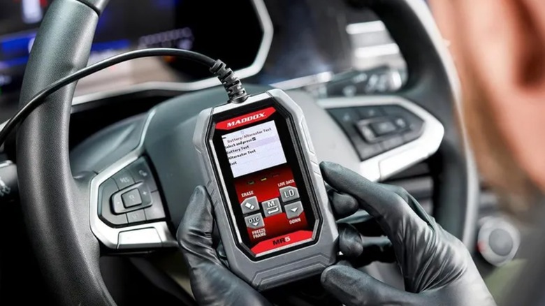 diagnosing car issue with Maddox code reader