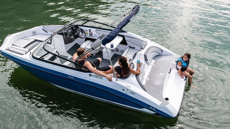 The Yamaha SX190 boat on water.