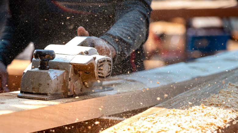 planing a board with electric planer
