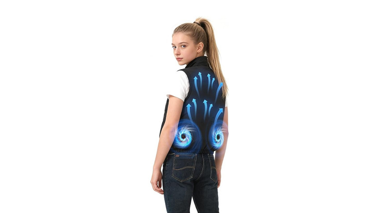 A person wearing the Lvkakmox cooling vest