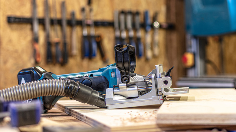 a biscuit jointer sitting on a workbench