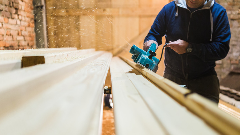 planing a board with an electric planer