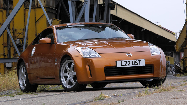 Nissan 350Z/Fairlady Z with factory background