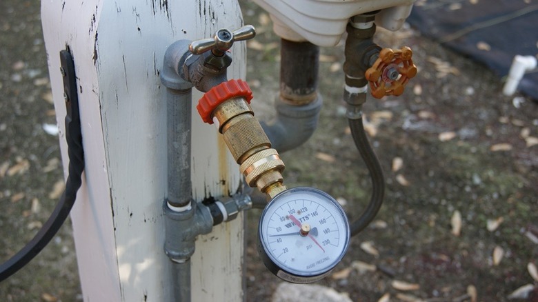 Water pressure regulator affixed to a spigot