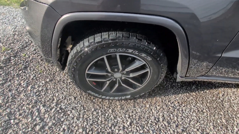 A Bridgestone Dueler A/T Ascent on a Jeep Grand Cherokee