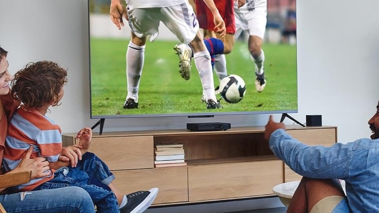 A family watching the TV.