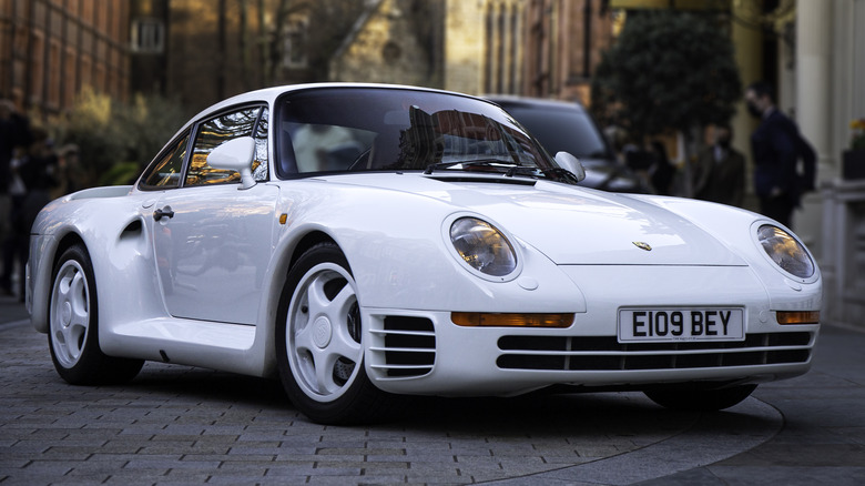 Porsche 959 parked in London