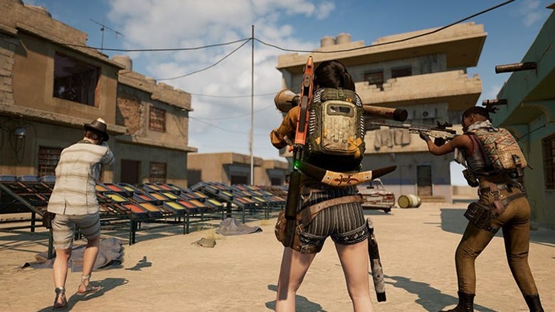 Players attacking building in PUBG
