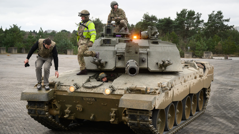Challenger 2 Battle Tank with soldiers