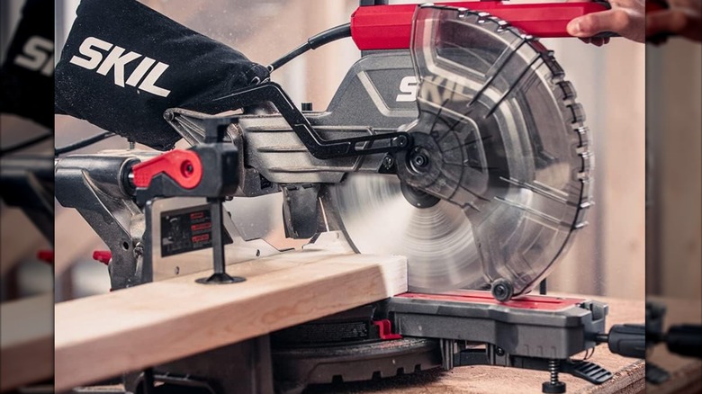 Cutting with Skil miter saw