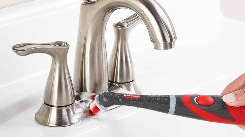 power scrubber cleaning sink