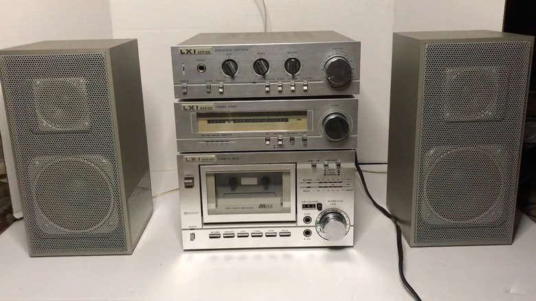 An LXI Series 2960 Mini Bookshelf System