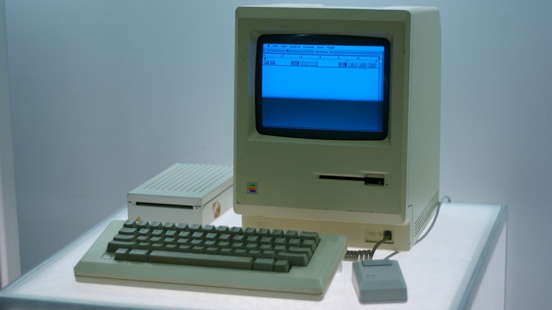 A Macintosh 128K powered on while on display