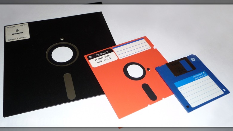 An 8-inch, 5,25-inch, and 3,5-inch floppy disk