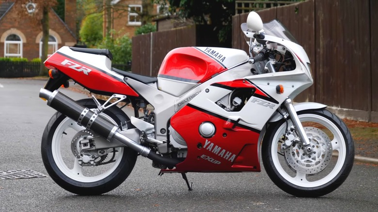 An image of a red and white FZR400RR in the street