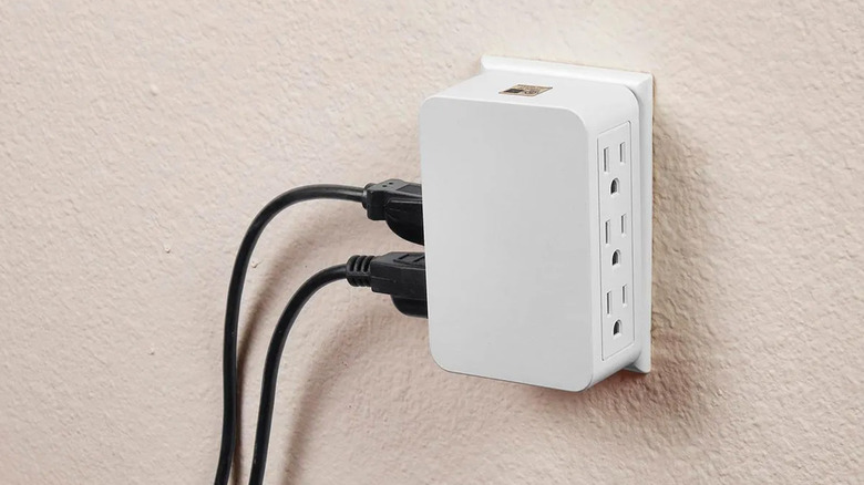 A picture of the Vanguard 6-outlet 3-prong side entry tap plugged on a wall.